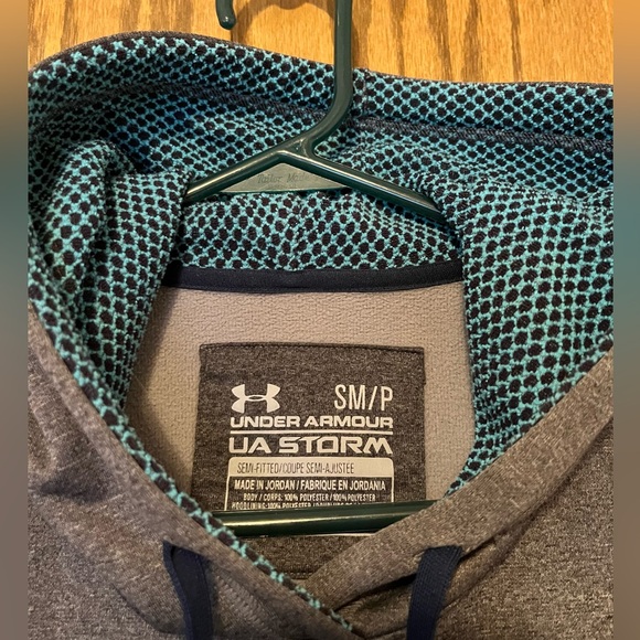 Under Armour hooded hoodie sweatshirt in Dark Gray with Blue lining. Size small - Picture 2 of 3